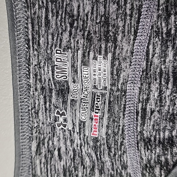 UNDER Armour small black and gray heatgear loose fit athletic jersey - Picture 5 of 6